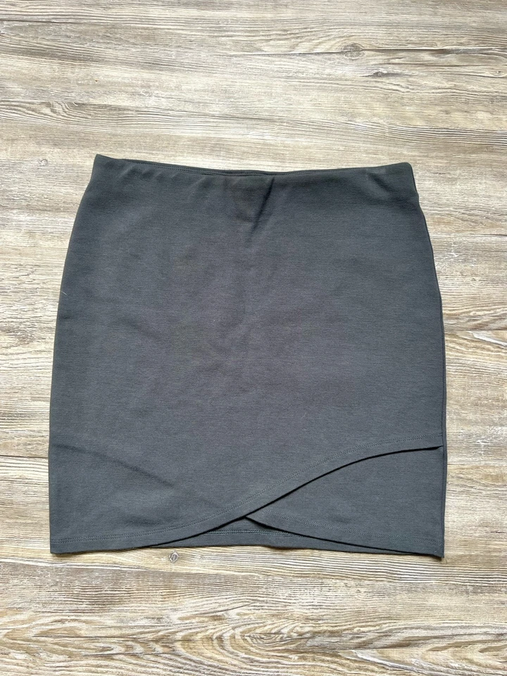 Falda Aritzia Talula Mujer Gris Mediana Viscosa Elastizada Mini Cruz Frontal Pull On Foto 3 de 4