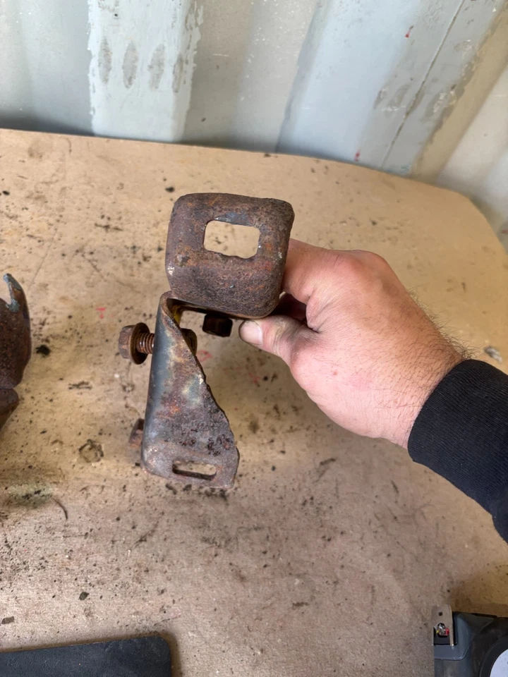 Chevrolet GMC C10 C20 C30 K10 K20 K30 K5 1981 1987 1991 SOPORTES DE PARACHOQUES DELANTERO OEM Foto 4 de 4