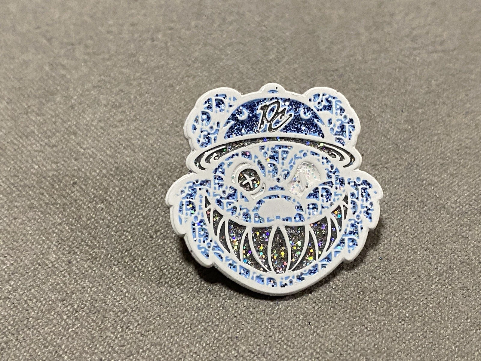 Pinzcity Dior bleu glacé ❄️ épingle à chapeau ours effrayant blanc pailleté argent multi grill