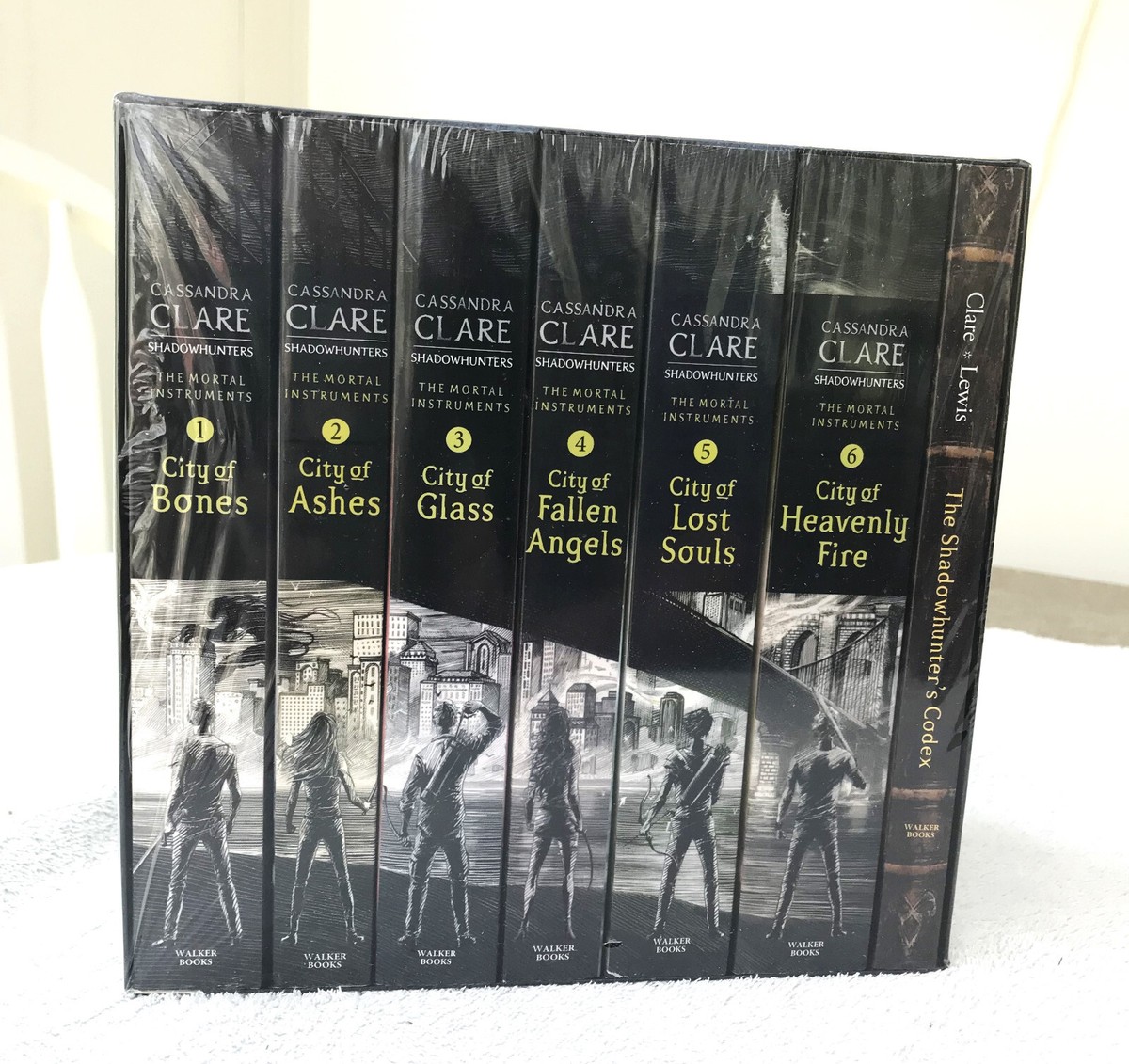 Cassandra Clare Mortal Instruments 5, 6巻 Amazon.com: The Mortal Instruments: The Graphic Novel, Vol