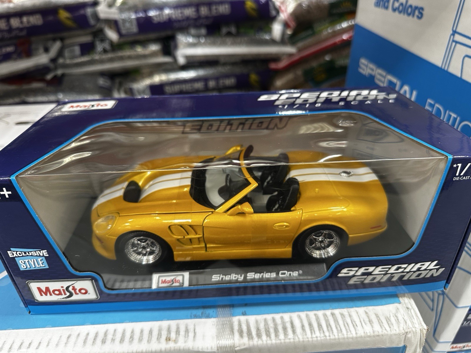 Maisto Special Edition 2000 Shelby Series One 1:18 Diecast Car Gold/White