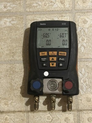 testo 550 digital manifold powers on sold as is missing battery cover