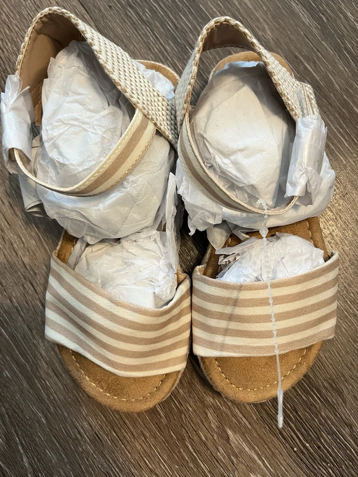 Nuevas sandalias de playa informales de lona blancas tostadas Mia Esmee para niños nuevas sin caja talla 2 Foto 4 de 4