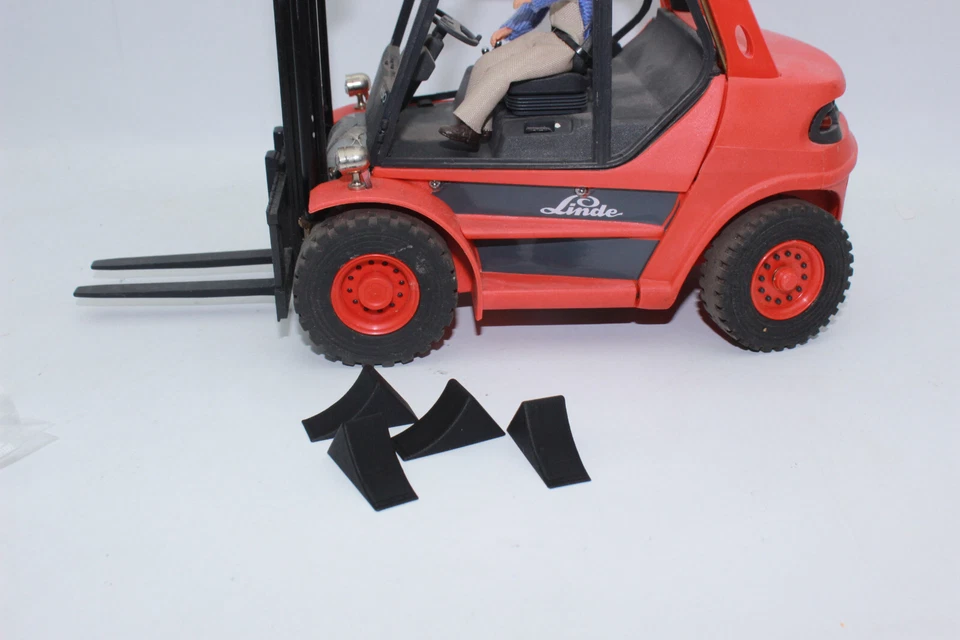 4 x Bremskeil schwarz 1:14 1:15 1:16 Unterlegkeil Hemmschuh Keile  Bagger LKW - Bild 2 von 3