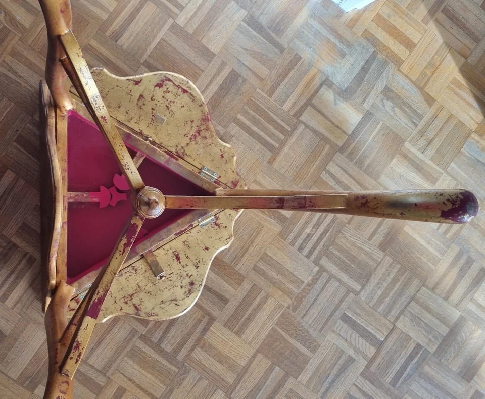 Guéridon de forme triangulaire à plateau abattants de forme mouvementée - - Photo 2/4