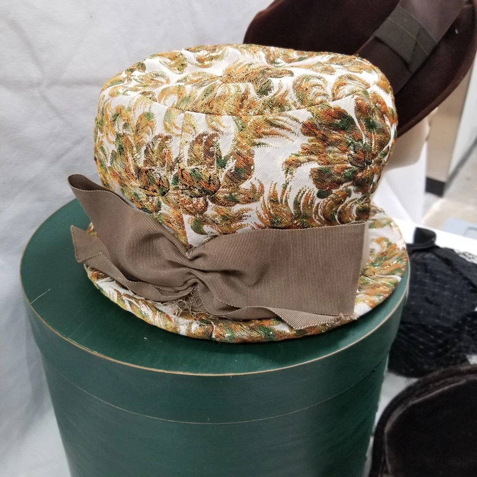 Lote de sombreros de colección para mujer en caja de sombreros de madera pastillero Cloche Fascinator tapiz de terciopelo Foto 2 de 4