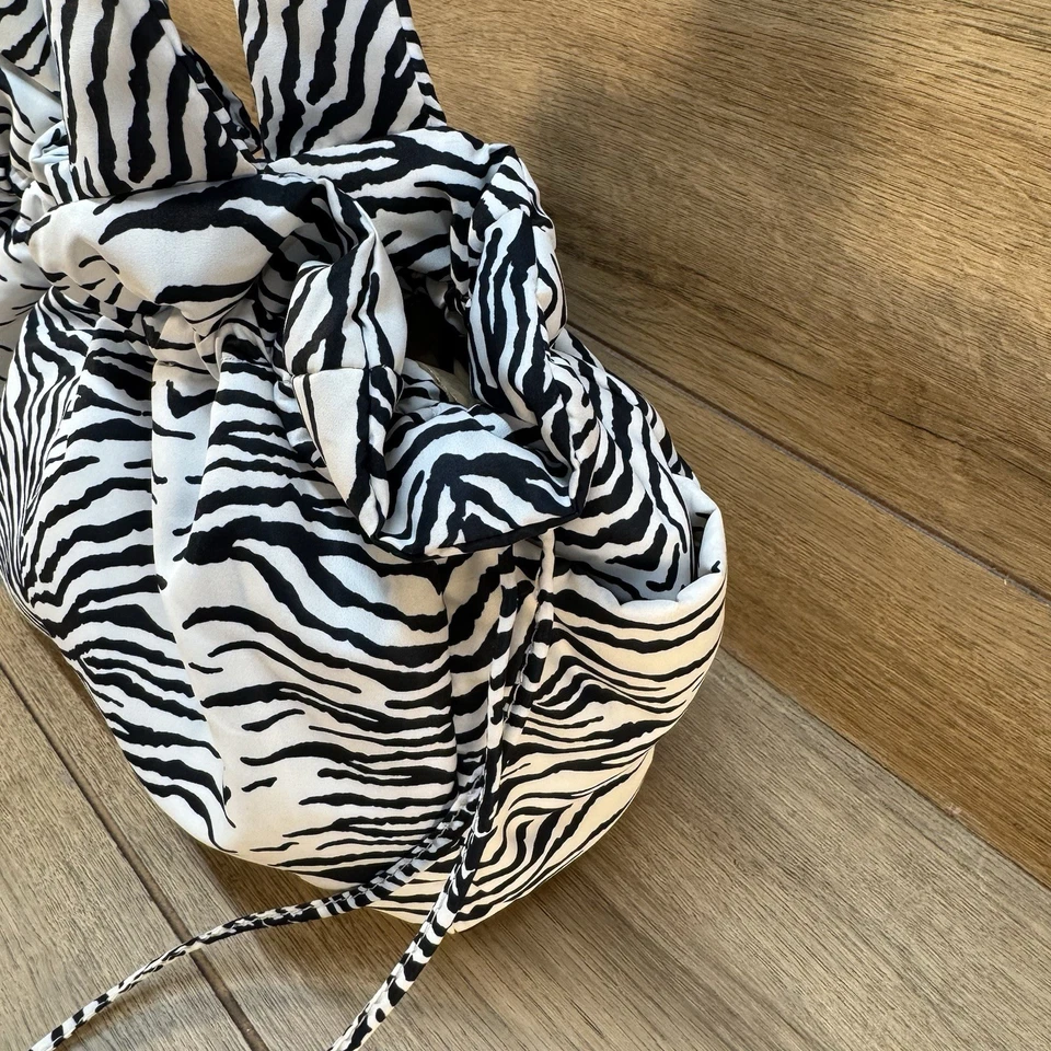 Bolso de hombro Vince Camuto Saira de nailon con cordón grande cebra lavable Foto 3 de 4