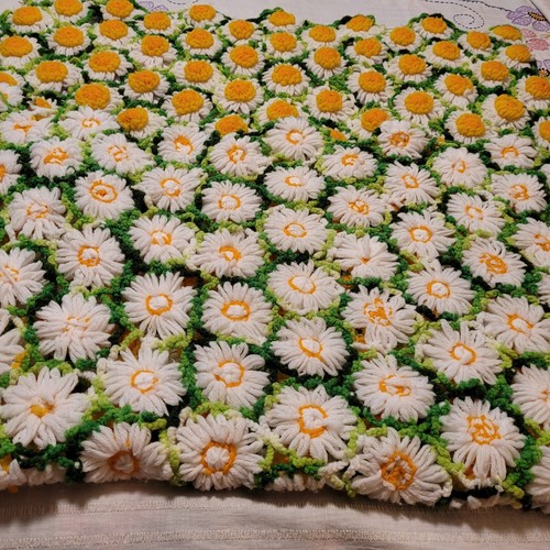 Vtg Crocheted Daisy Lap Throw/Afghan 3D Puffs White & Yellow Bed Accent 32x47' - Picture 6 of 14