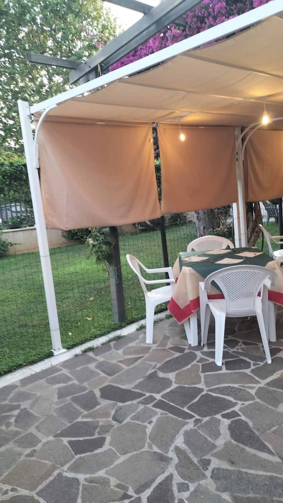 Gazebo rettangolare da giardino beige/bianco con tende e illuminazione