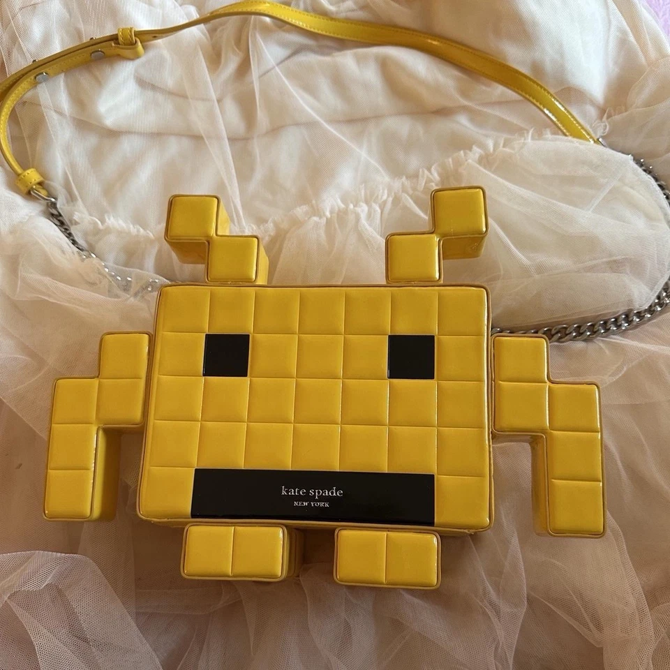 Bandolera Kate Spade × Space Invaders Patente Amarilla 3D Alien (NUEVA CON ETIQUETAS) Foto 2 de 4