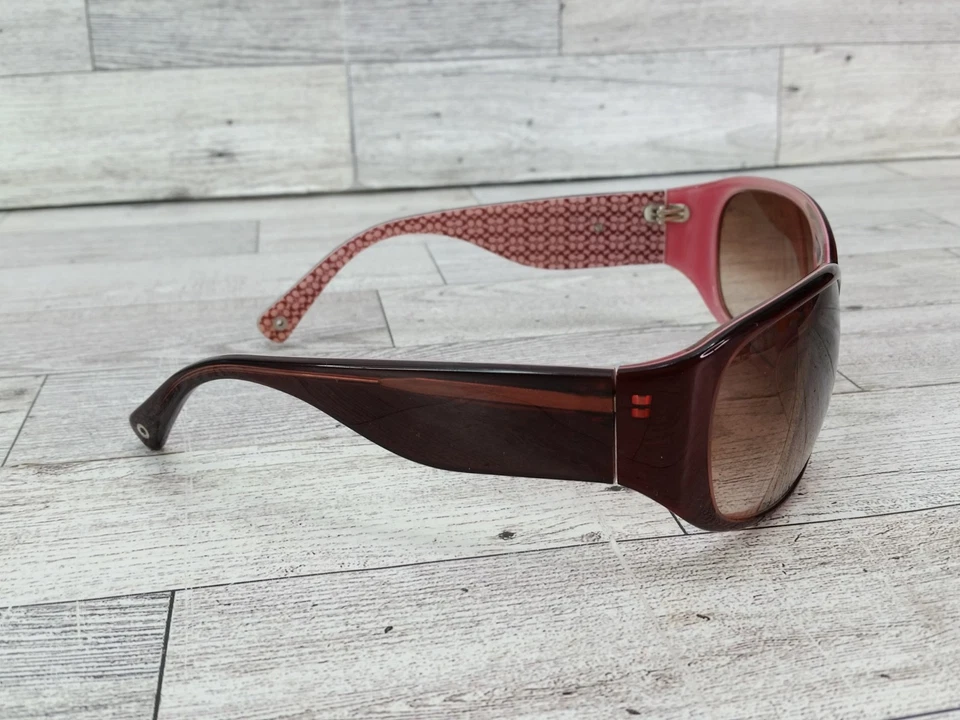 Gafas de sol Coach Madeline S498 borgoña envolventes con estuche Foto 3 de 4