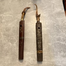Lot 2 couteaux anciens poignée corne marron, lames gravées + étuis