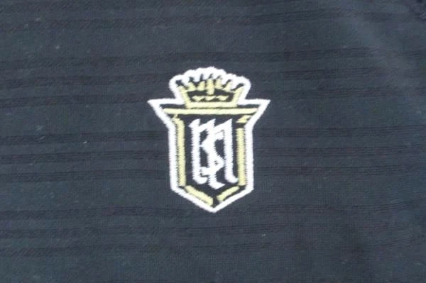 Polo de golf Adidas grande negro para hombre con logotipo dorado y blanco - usado Foto 3 de 4