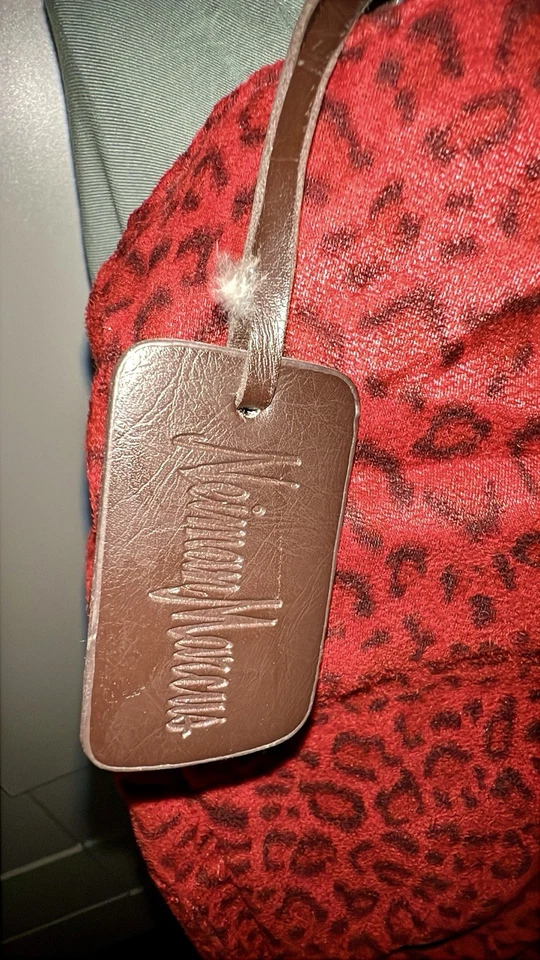 BOLSO DE MANO NEIMAN MARCUS ROJO OSCURO X LEOPARDO GUEPARDO ANIMAL PRINT IMITACIÓN GAMUZA $48 Foto 3 de 4