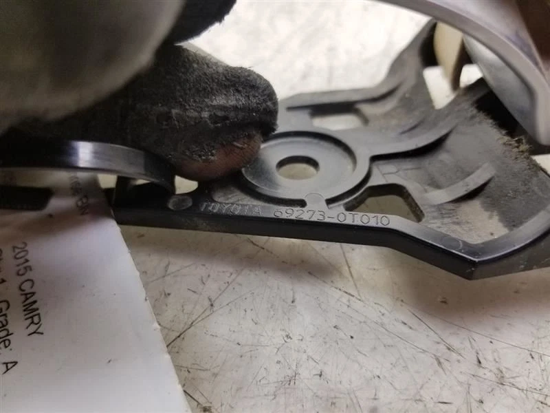 Toyota Camry 2015 lado del pasajero conjunto de manija de puerta interior delantera  Foto 3 de 4