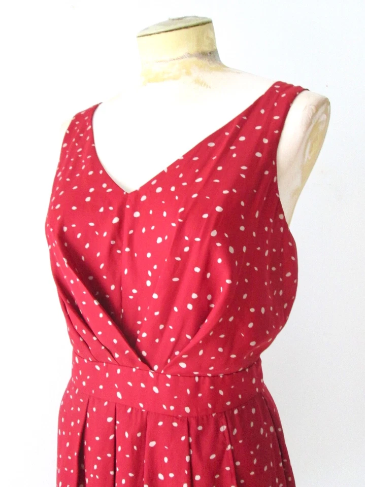 BCBGeneration Rojo Sedoso Poli Abstracto Lunares Sin Mangas Cambio Profundo V Vestido 10 Foto 2 de 4