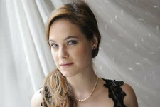 Caroline Dhavernas 8X10 Glossy Photo Picture   CD3