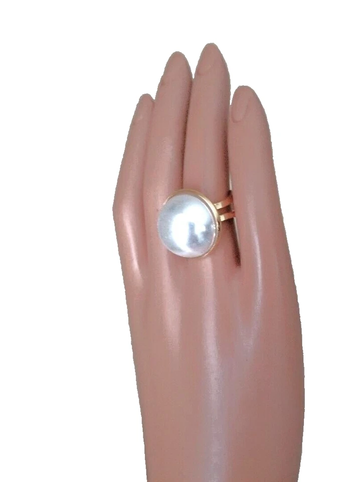 Кольцо с жемчугом: кольцо с жемчугом из смолы Mabe' 20 мм позолота 18 карат нержавеющая сталь - Изображение 2 из 4