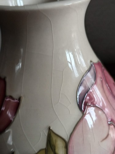 Large 19cm Moorcroft vase in the Magnolia design on a ivory background crazed - Picture 3 of 10