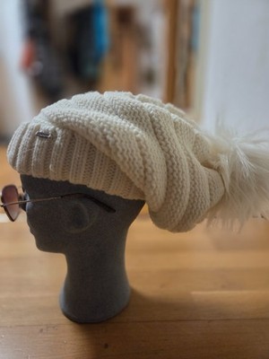 Sarah B. Beanie Mütze Pudelmütze Strickmütze Bommel aus Fellimitat, Beige/Weiß