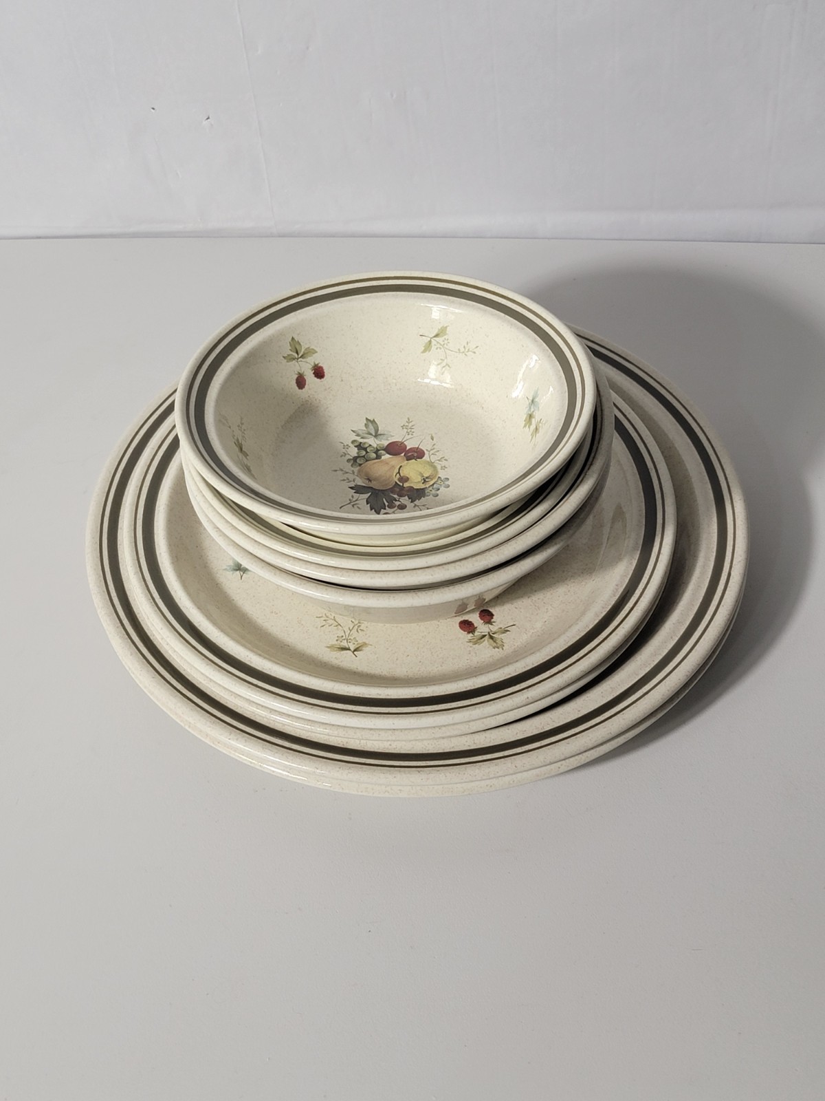 Royal Doulton Cornwall Vintage LS1015 2 Dinner, 2 Lunch Plates, 4 Bowls