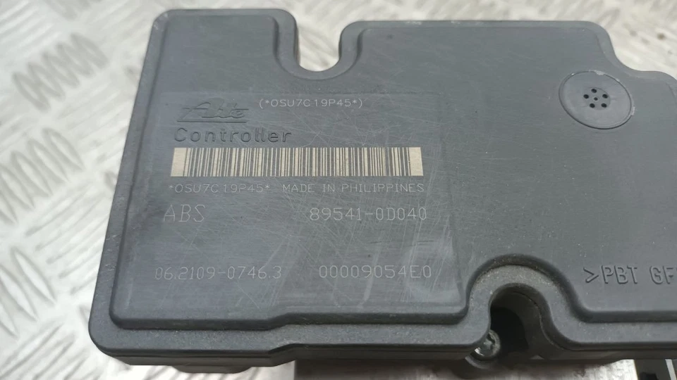 UNIDAD DE CONTROL MODULADOR BOMBA ABS TOYOTA YARIS 440500D031 Foto 2 de 4