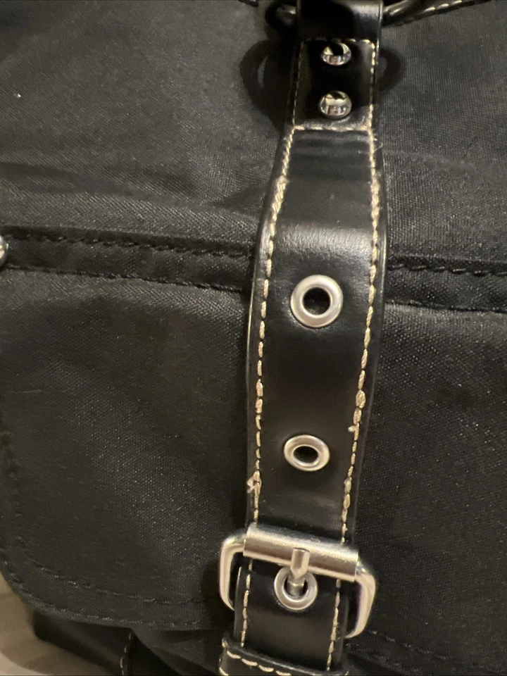 Bolsa de lona preta Franco Sarto interior azul e verde. Inclui guarda-chuva/bolsa - Imagem 4 de 4