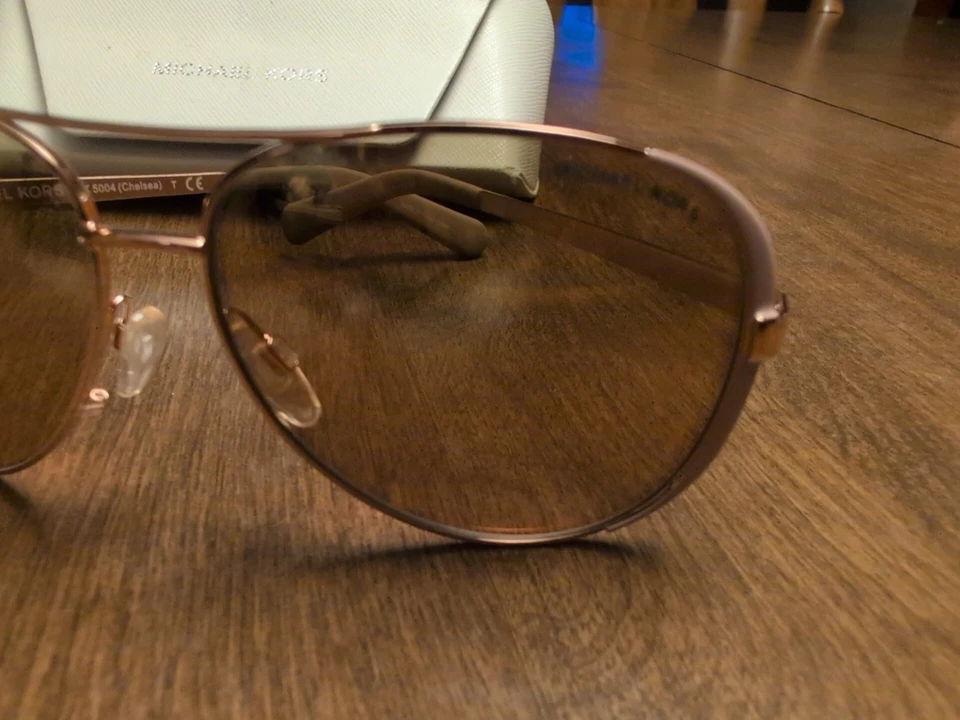 Очки солнцезащитные Michael Kors Chelsea розовое золото обнаженные бежевые зеркальный чехол сертификат  - Изображение 2 из 4