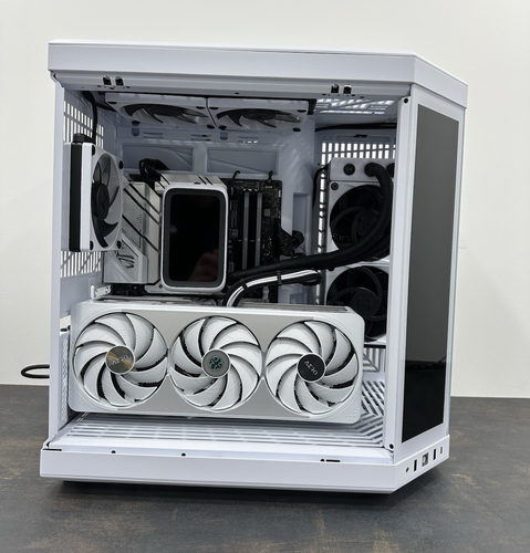 GAMING PC / Hyte Q70 Touch AMD Ryzen 7 9800X3D NVIDIA RTX 5090 4TB SSD 64GB - Picture 8 of 10