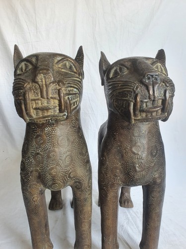 Fino par de leopardos de bronce de Benín de pie. Grande e impresionante. 49cm. Nigeria. - Imagen 15 de 24