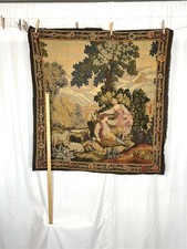 Tenture Murale Victorienne Young Renaissance Lovers, Avec Amoureux Gravant Leurs Initiales – Décoration Murale Tissée Multicolore 46 Cm