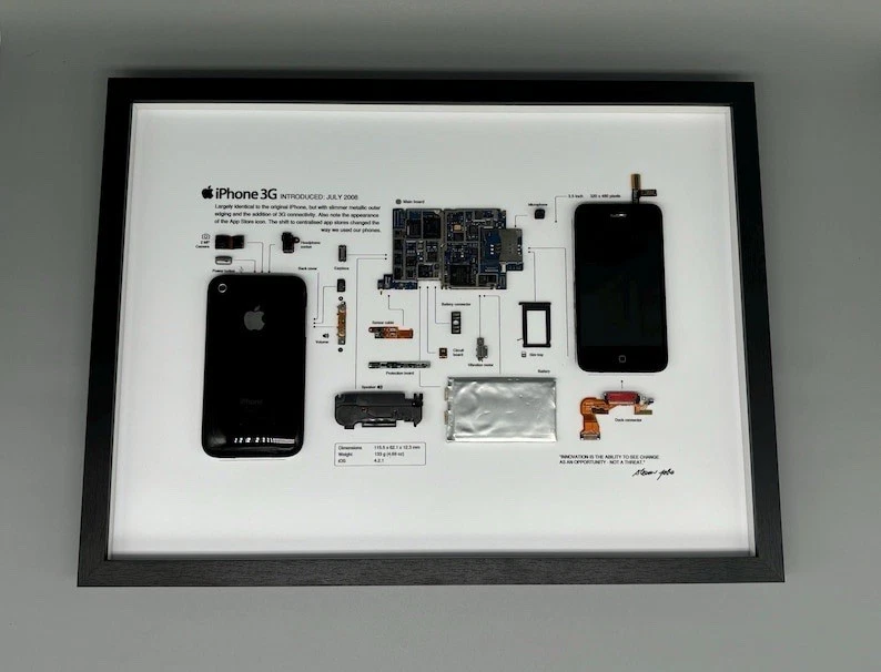 iPhone 3G Zerlegt im Rahmen – Technik Kunstwerk – Gerahmte Wanddeko – Schwarz - Bild 1 von 1