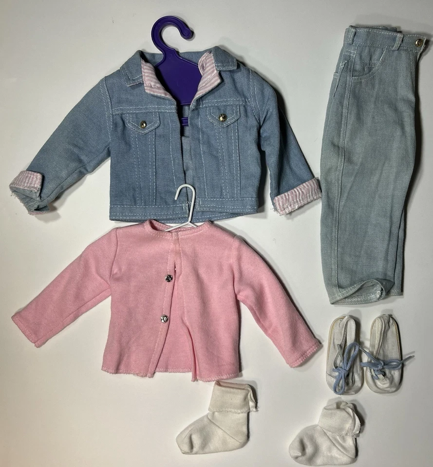 Muñeca Magic Attic Club Alison y traje de inicio (#5102) con soporte Foto 3 de 4