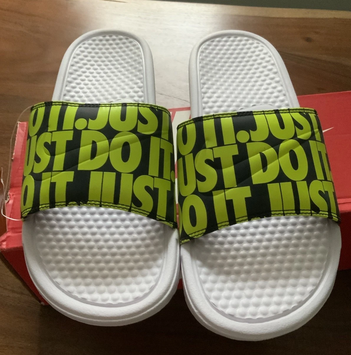 Nike Uomo Benassi JDI Stampa Slide Sandalo Infradito Bianco Volt Nero Taglia 9