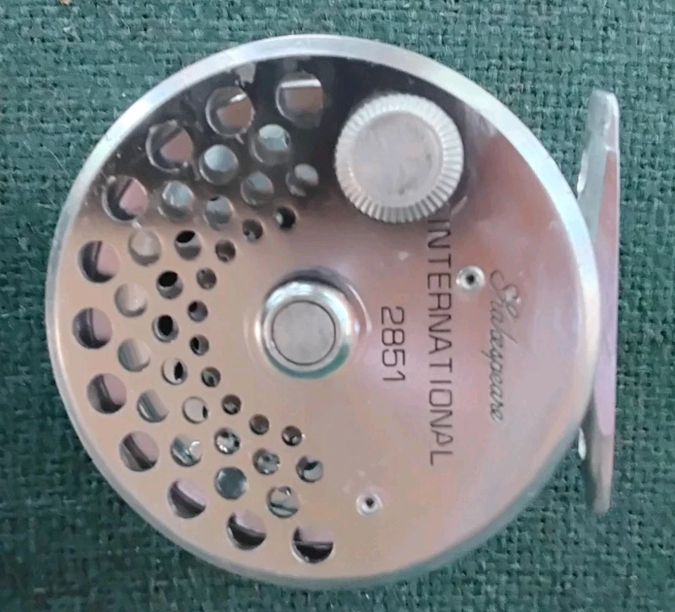 Molinete de mosca Shakespeare International 2851 ultraleve sólido magnésio - Imagem 2 de 4