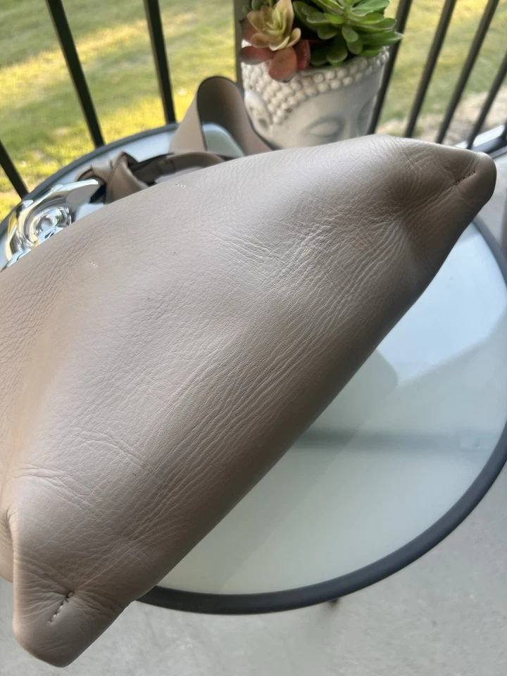 Bolso de hombro/hobo de cuero con asa de cadena plateada color topo JW Anderson Foto 4 de 4