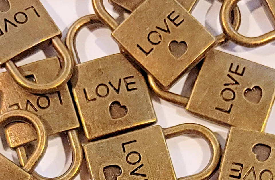 Lote de 5 piezas Love Lock Dijes de Metal Colgante Antiguo Latón Chapado Fabricación de Joyas Foto 3 de 4