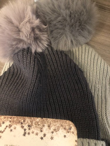 Mommy & Me Winter Beanie Mützen Set Grau Colorblock mit Bommeln Neu in Verpackung - Bild 2 von 3