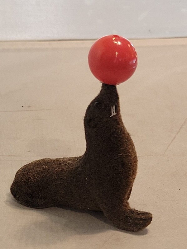 Vintage Kunstlerschutz German Flocked Seal with Ball Original Label