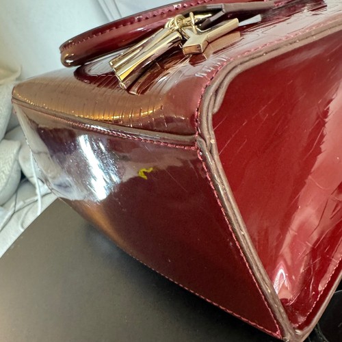 Bolso con asa superior DKNY Cartera de diseñador de charol borgoña con encanto - Imagen 14 de 14