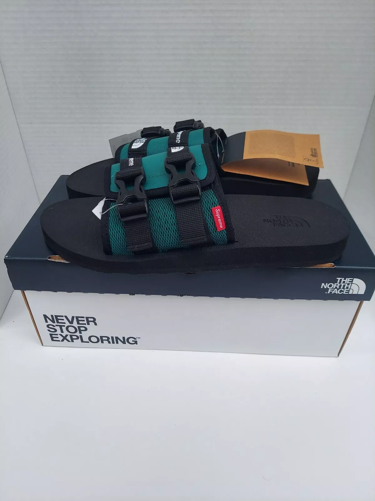 Sandale de trekking homme North Face x Supreme collab taille 9 à feuilles persistantes
