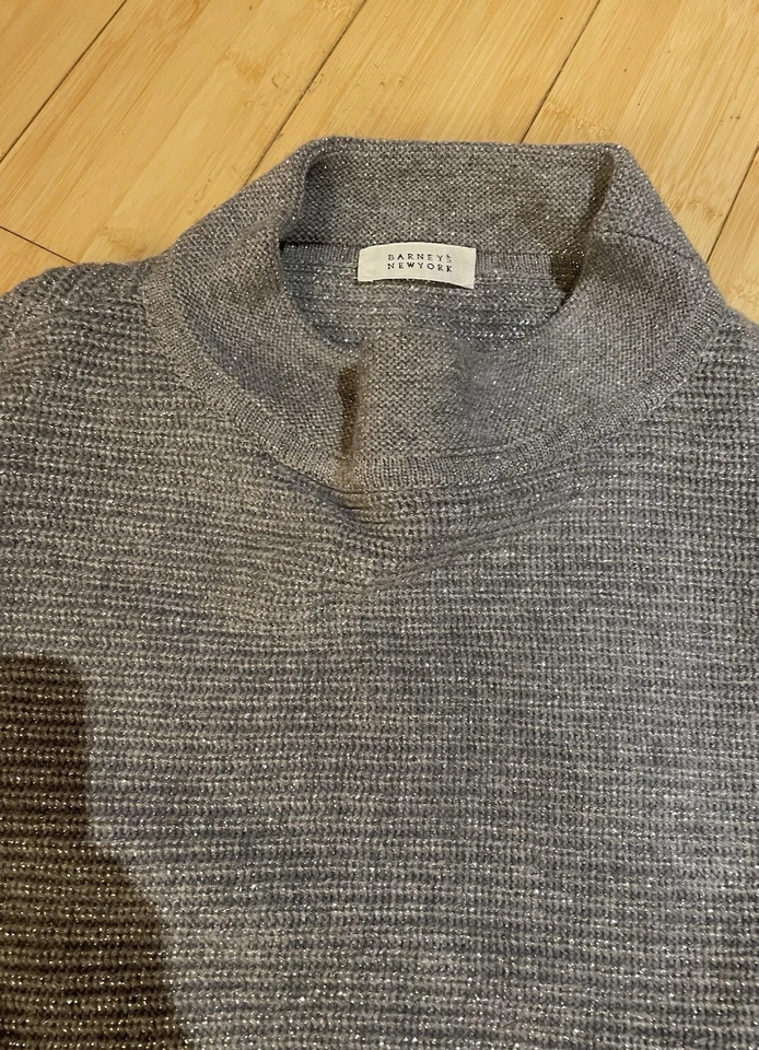 Barneys New York 银色 Lurex 针织模拟领毛衣 Poncho 羊绒混纺 M — 第 3/4 张图片
