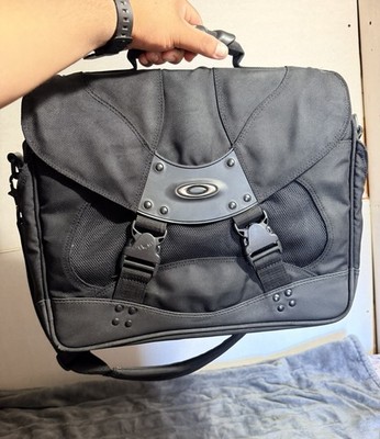 Oakley Vintage Sling Bag Crossbody Software Messenger Bag in Black