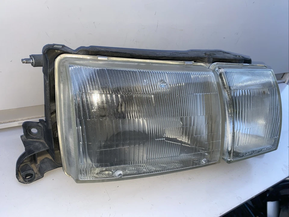1990 - 1994 Lexus LS400 Right Side Passenger RH Headlight Lamp Assembly 90-94 - Image 2 of 4