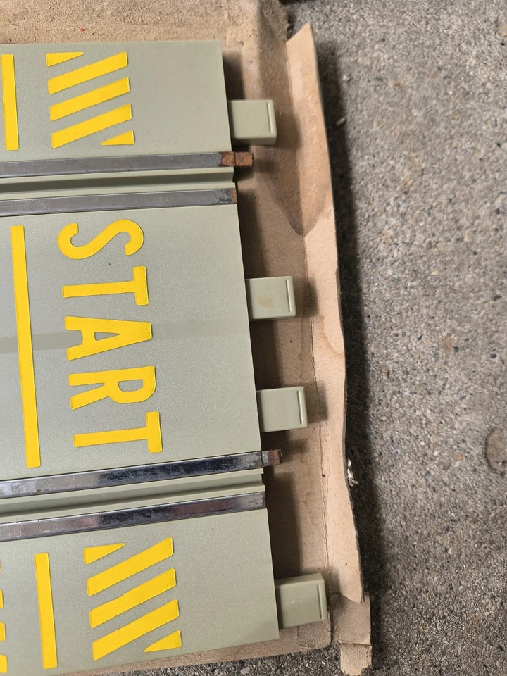 1:32 MONOGRAMA RANURA RECTA ARRANQUE ACABADO PISTA RS3027 RARO NOS GRIS NUEVO EN CAJA #2 Foto 3 de 4