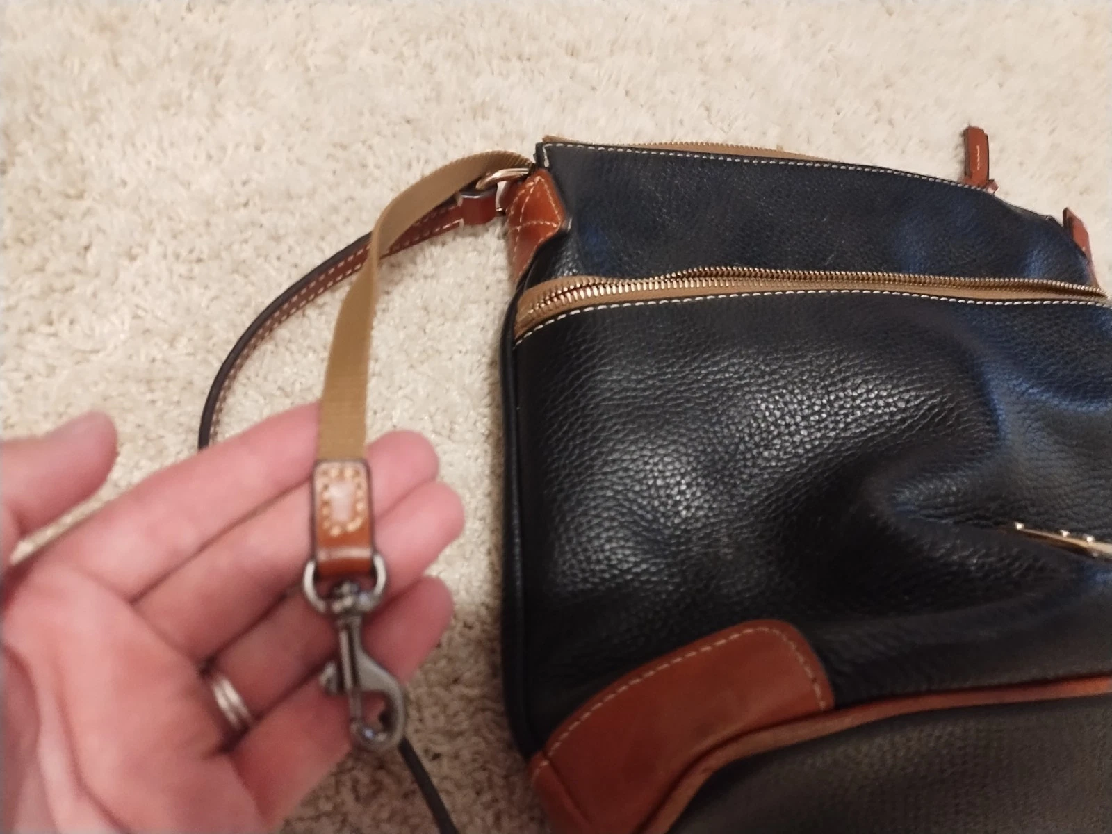 Borsa a tracolla grande Dooney & Bourke serie 1975 pelle ciottoli