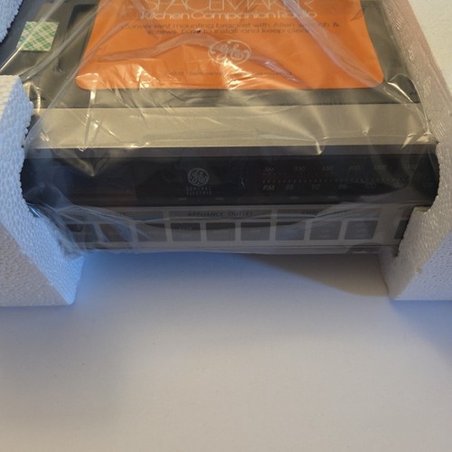 GE Spacemaker RadioAM/FM Under Cabinet Kitchen Companion Clock 7-4220 NEW SEALED - Picture 5 of 9