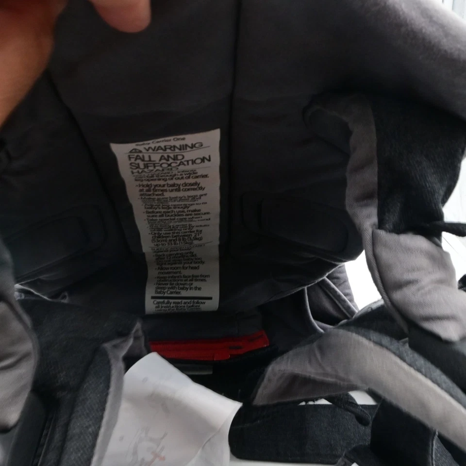 Детская переноска BabyBjorn одна джинсовая ткань выглядит серой 8–33 фунта - Изображение 4 из 4