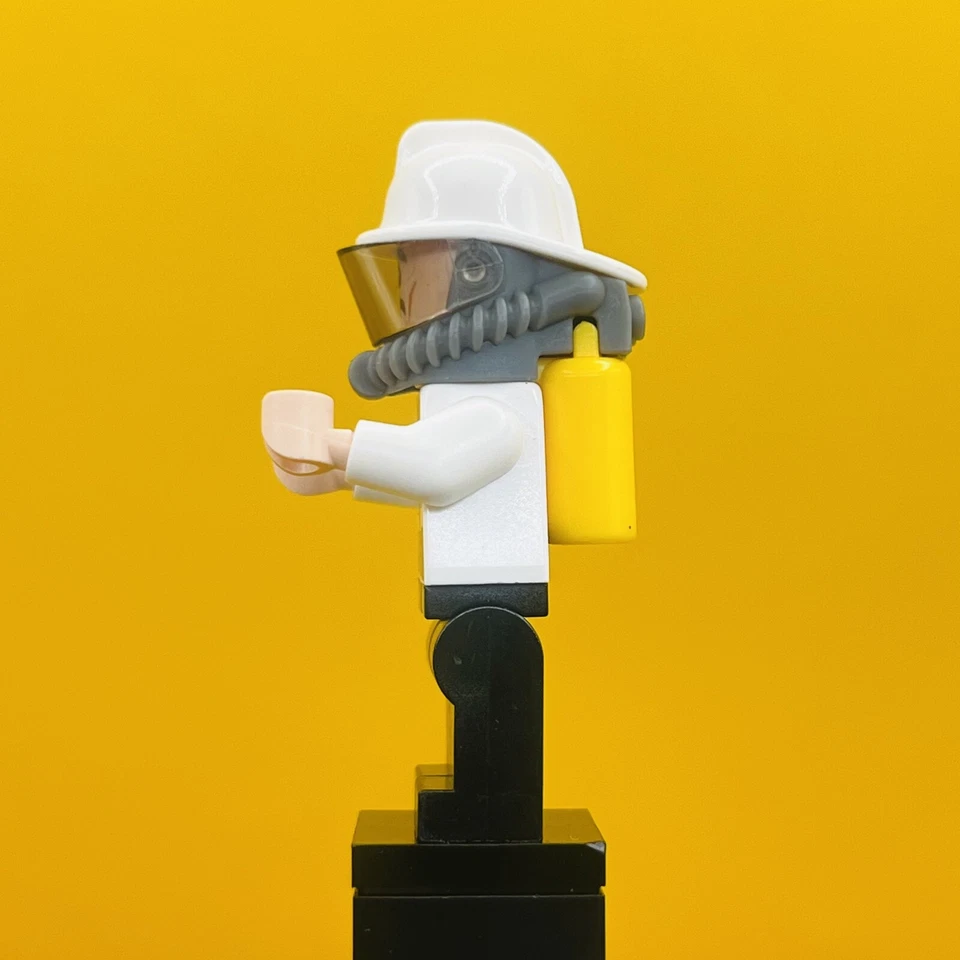 The LEGO Batman Movie Minifigure Security Guard, Fire Helmet sh0320 - Image 3 of 4