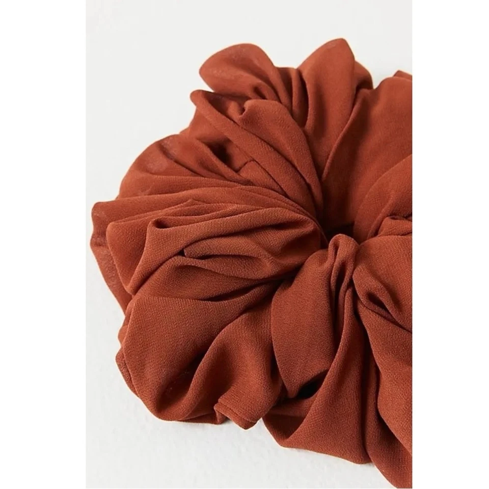 Free People X Kaxi Chifón Jumbo Scrunchie Marrón Chocolate Nuevo con Etiquetas Coqueta Delicada Foto 3 de 4